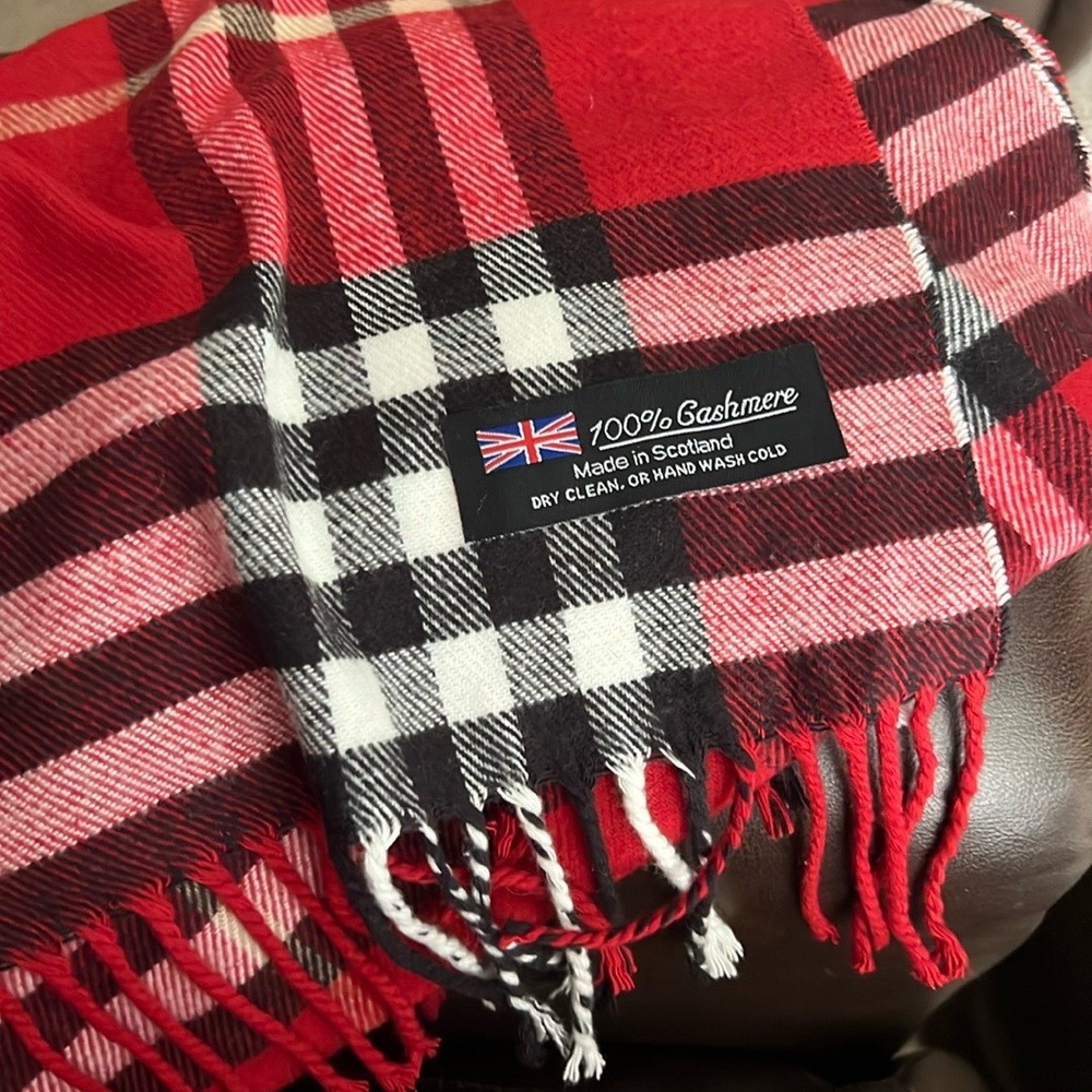 Hundred percent cashmere plaid scarf